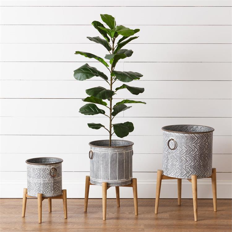 POTTERY, PLANTERS & VASES